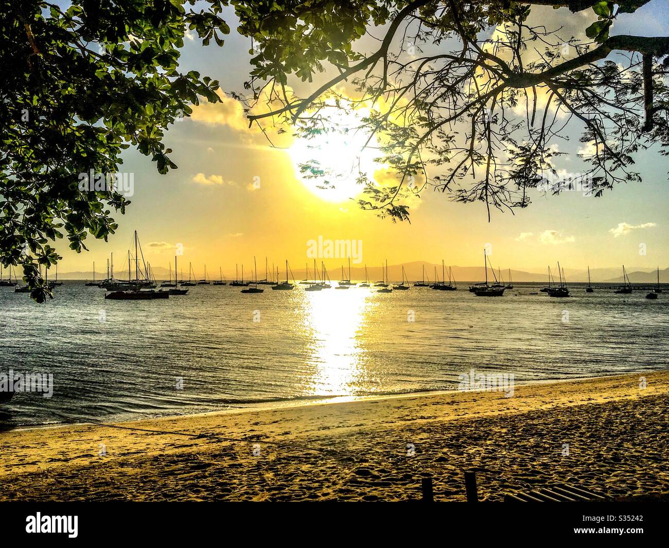 Sonnenuntergang am Santo Antonio Lisboa Beach Florianopolis Brasilien. Stockfoto