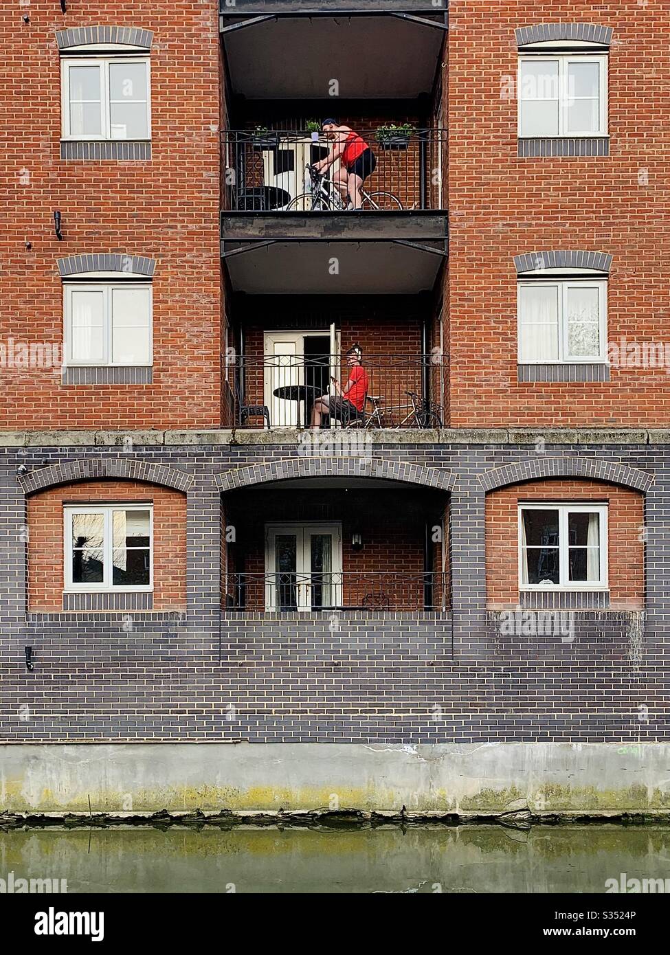Balcony Workout während der Covid-19-Pandemie. April 2020 - Smartphone-aufgenommenes Stockfoto