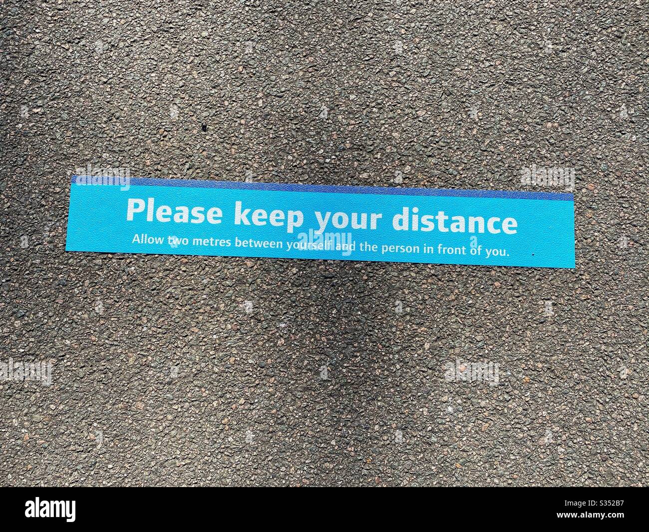 A Bitte halten Sie Ihr Fernschild, das die Menschen an soziale Distanzierungen in einem Londoner Park, England, am 7. April 2020 erinnert Stockfoto