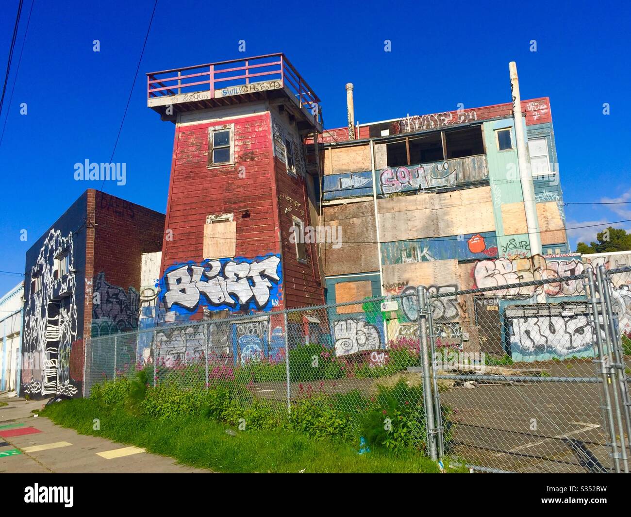 Einzigartiges Gebäude mit Vernagelt, historisches Holztankhaus und Wachturm, mit vielen Graffiti. Oakland, Kalifornien. Stockfoto