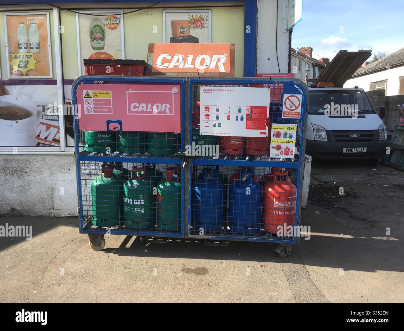 Gasflaschen von Calor auf einem Rack außerhalb eines Shops in Bristol, Großbritannien Stockfoto