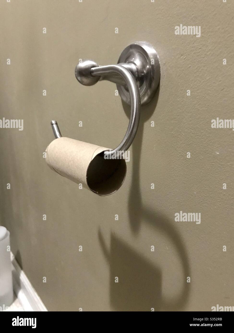 Leerer toilettenpapierhalter im Badezimmer. - Smartphone-aufgenommenes Stockfoto