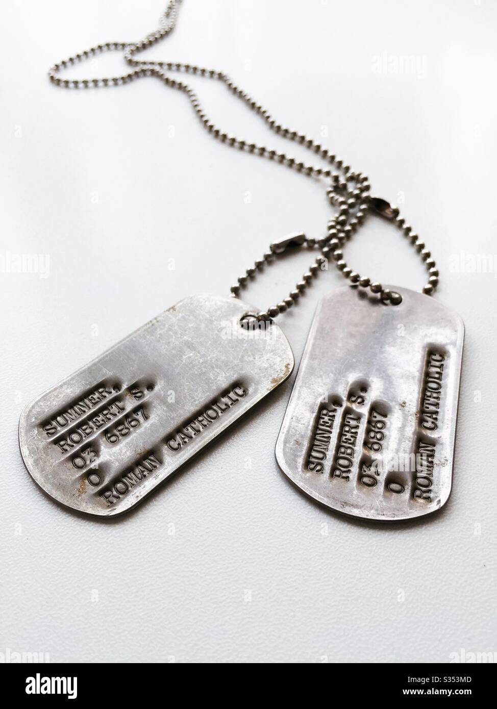 Nahaufnahme von alten Identifikationsschildern und Ketten aus der Zeit des Zweiten Weltkriegs, USA - Smartphone-aufgenommenes Stockfoto