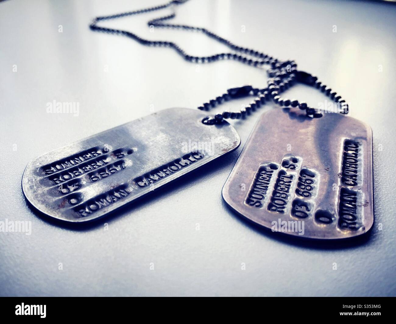Nahaufnahme des Weltkrieges zwei Ära Identifikation Tags und Kette, 1940s, USA - Smartphone-aufgenommenes Stockfoto