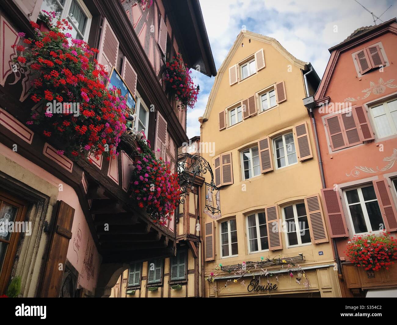 Gebäude in Colmar mit französischen Fensterblumen Stockfoto