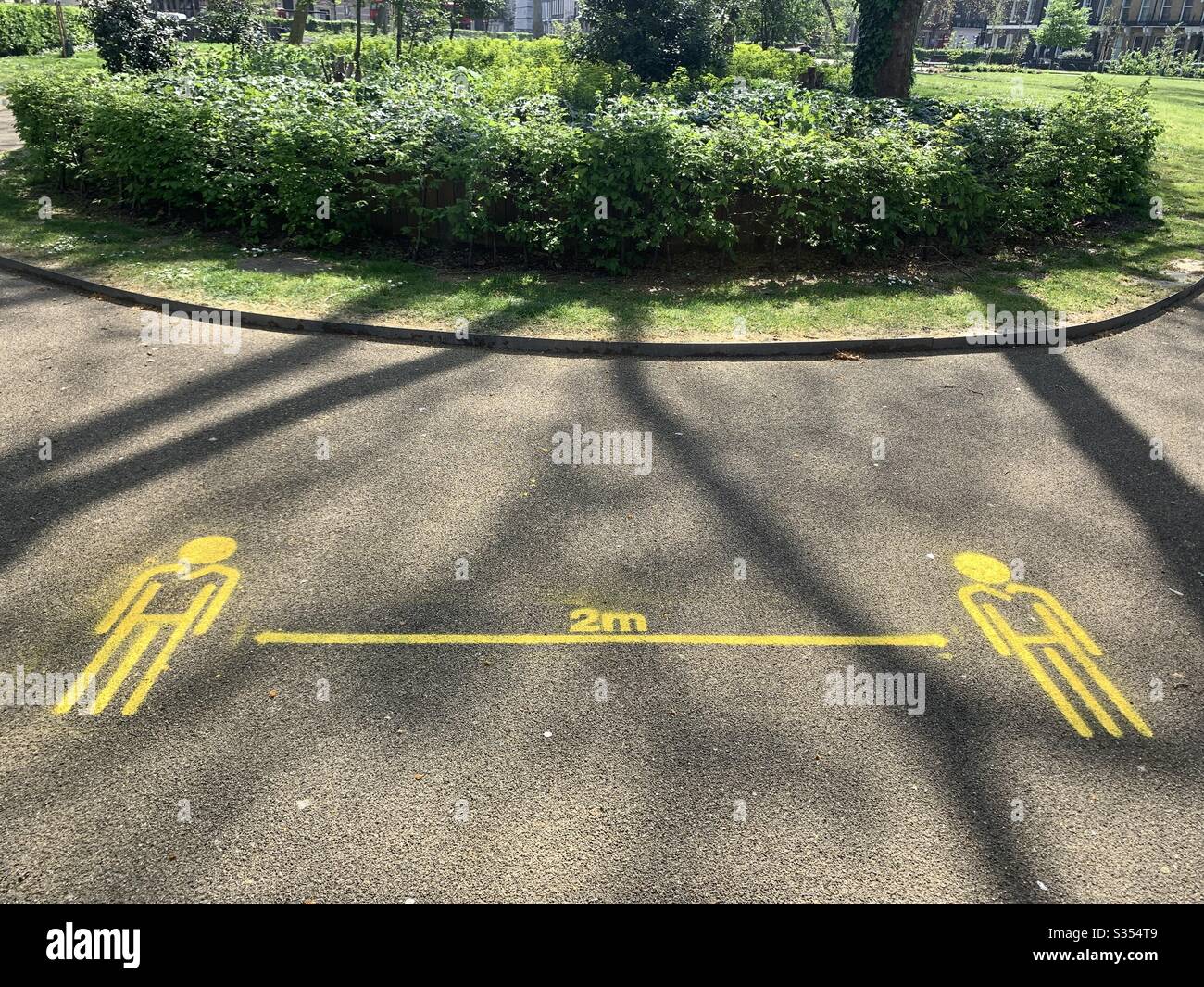 2 Meter soziales Distanzzeichen während der COVID 19 Pandemie, Bloomsbury Square, London, Großbritannien - Smartphone-aufgenommenes Stockfoto