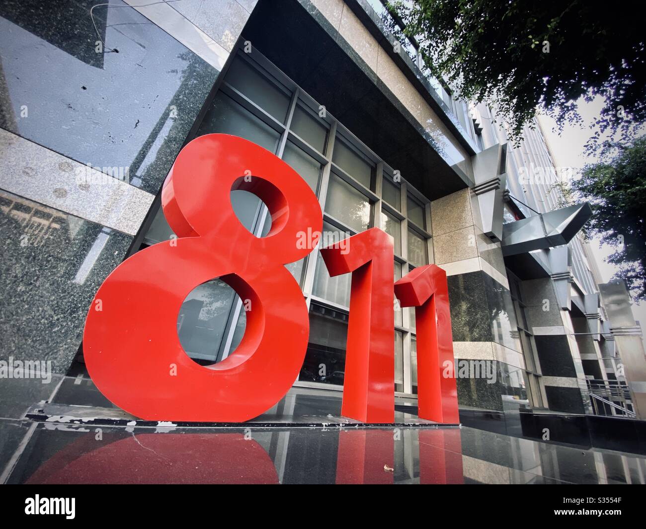 LOS ANGELES, CA, MAR 2020: Giant Red Numbers, 811, außerhalb gemischtes Einzel- und Bürogebäude in Downtown. Weitwinkelobjektiv - Smartphone-aufgenommenes Stockfoto