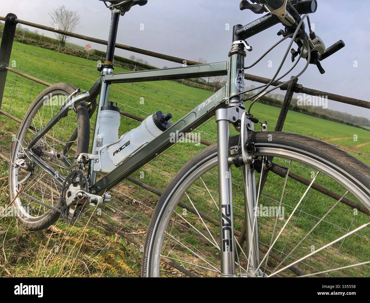 Ein Pace Mountain Bike gegen einen Zaun Stockfoto