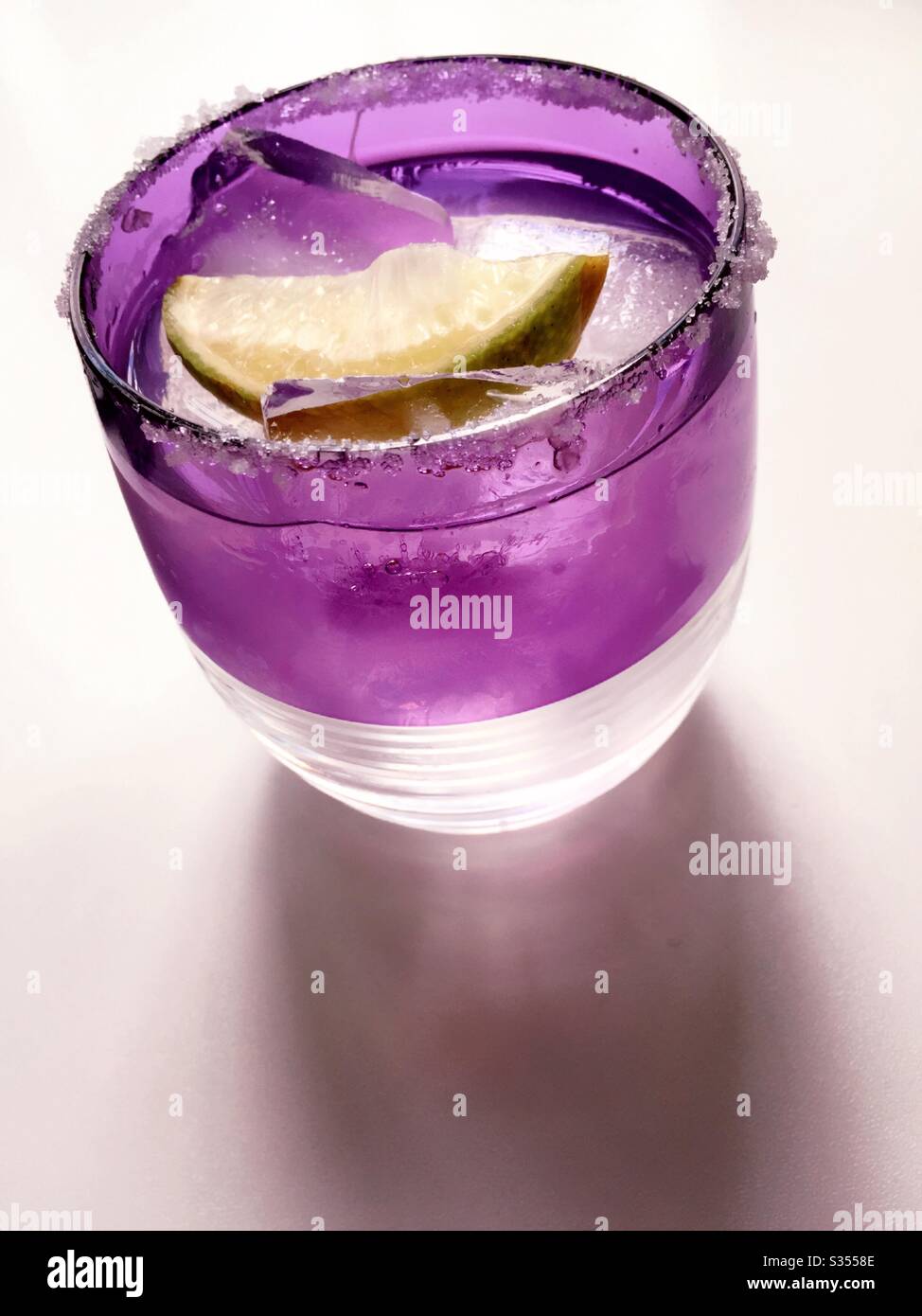 Ein margarita Cocktail auf den Felsen in einem salzumrandeter Amethyst Kristallglas Stockfoto