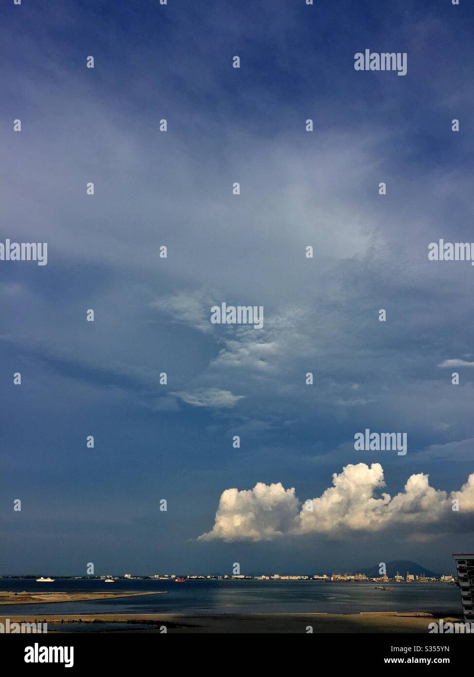 Weit entfernte Wolken schwebt auf dem Meer. Stockfoto