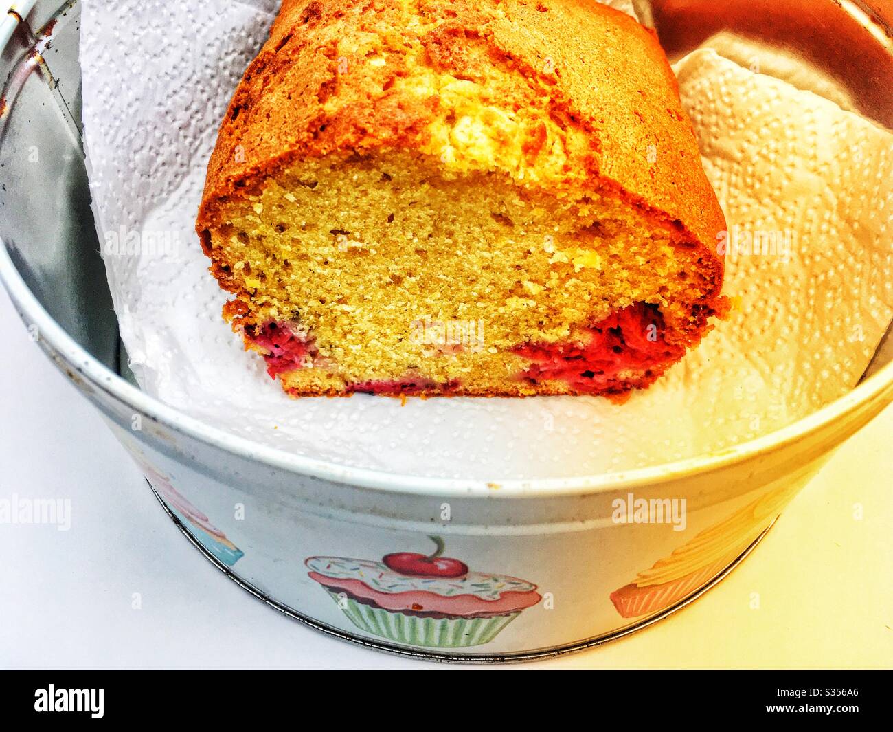 Hausgemachte Himbeer- und Zitronenkuchen - Smartphone-aufgenommenes Stockfoto