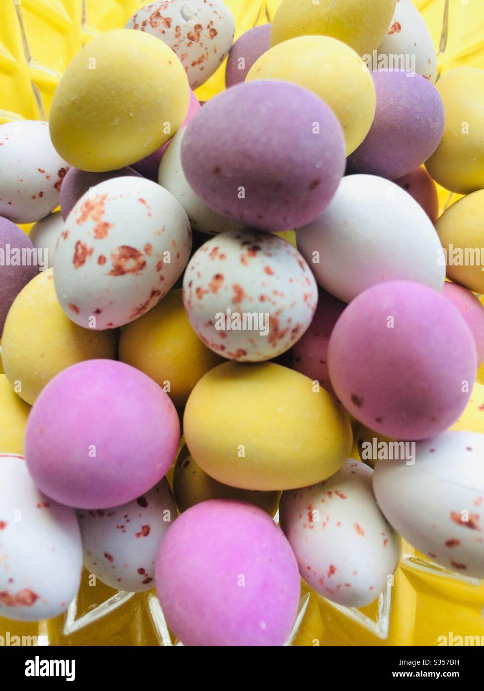 Schüssel mit Schokolade Mini-Eier Stockfoto