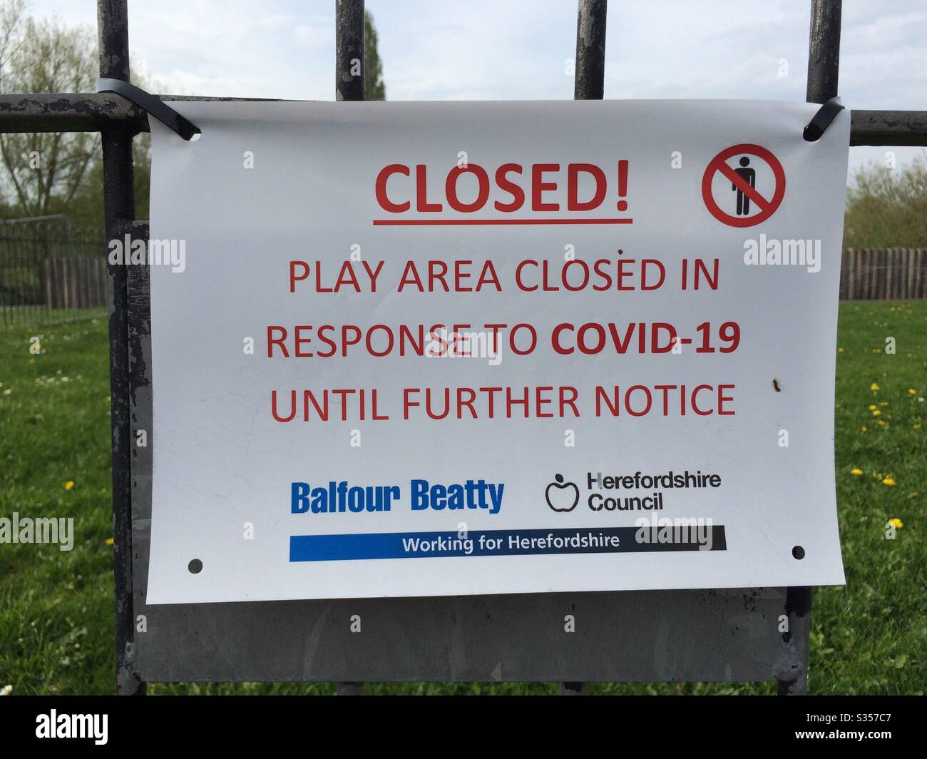 Schild vom Herefordshire Rat, das sagt, dass der Spielplatz wegen Corona Virus geschlossen ist (COVID-19), Nahaufnahme, Hereford, Großbritannien Stockfoto