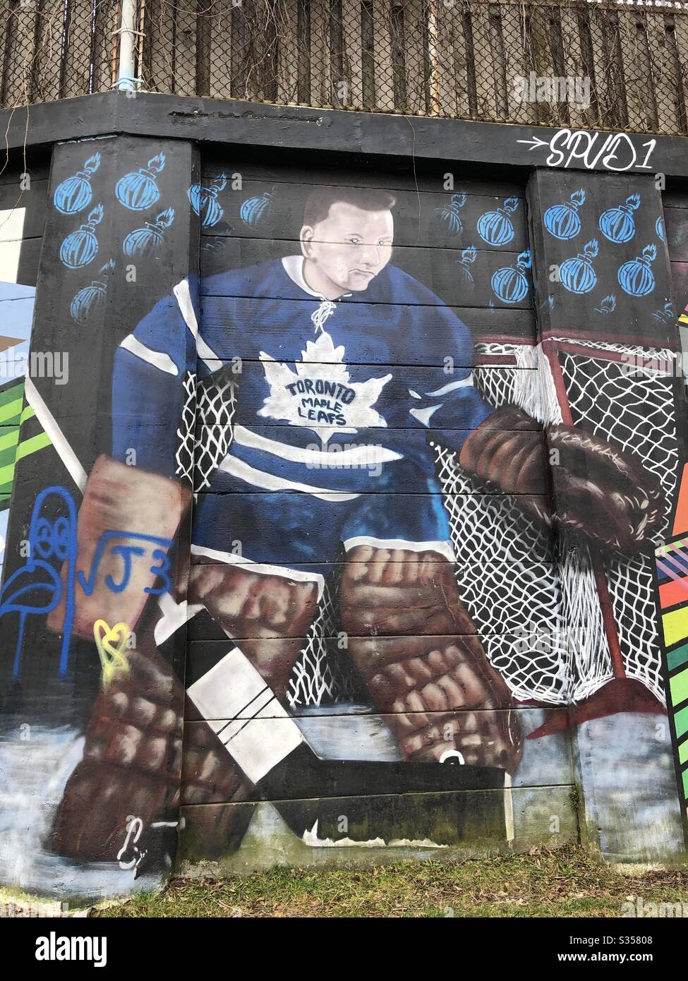 Wandgemälde mit Sportmotiven eines Eishockeyspielers aus Toronto Maple Leaf. - Smartphone-aufgenommenes Stockfoto