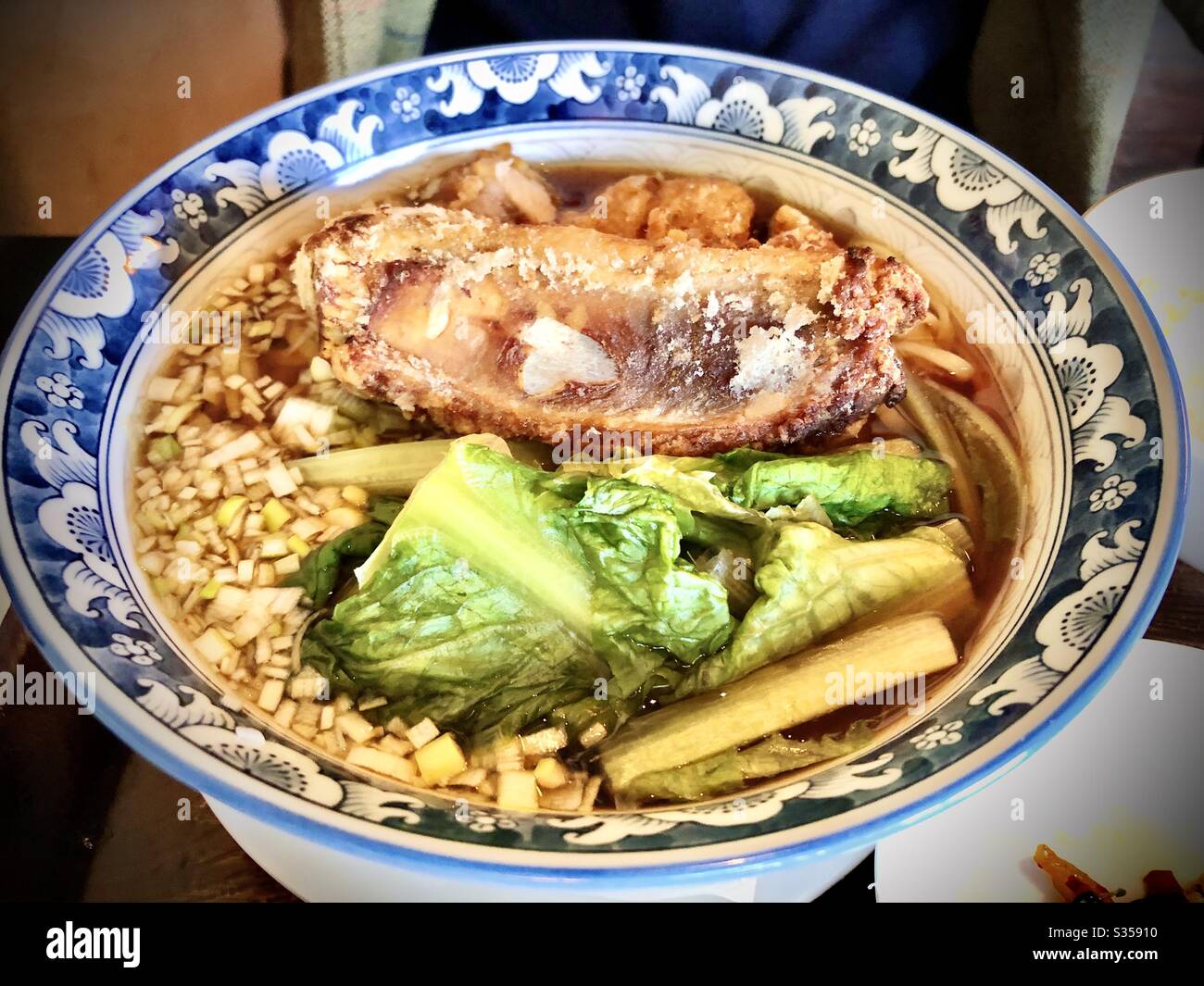 Nudelsuppe mit Schweinerippe Stockfoto