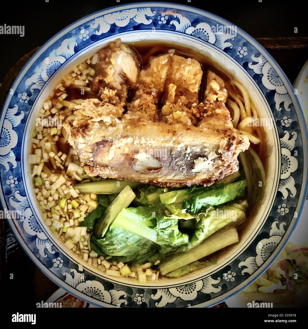 Suppenschüssel mit Rippchen aus Schweinefleisch Stockfoto