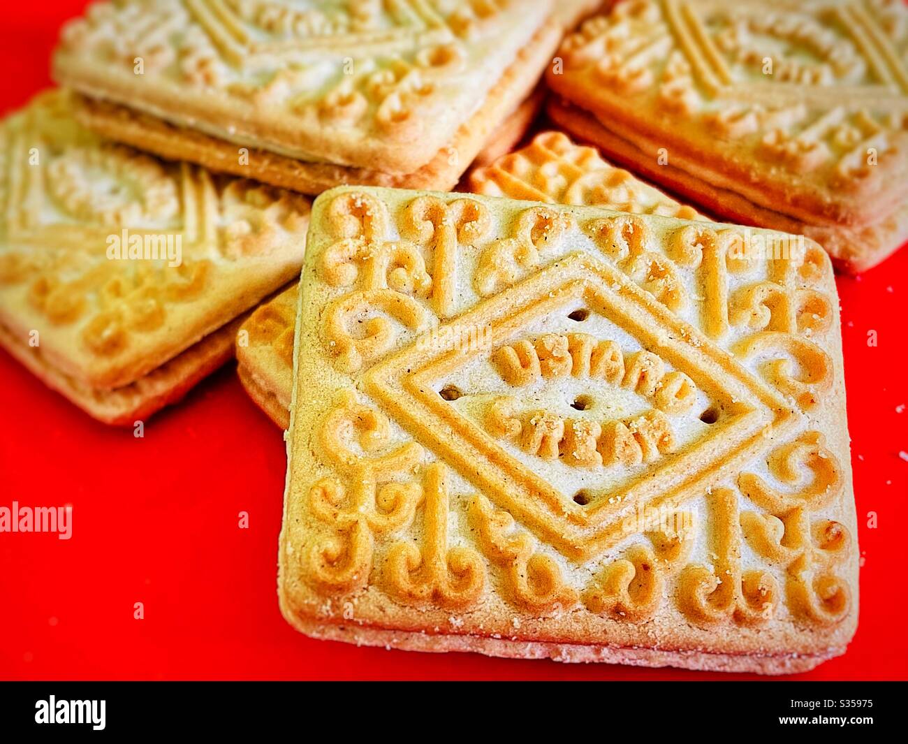 Klassische Teegebäck-Kekse mit Vanillesauce Stockfoto