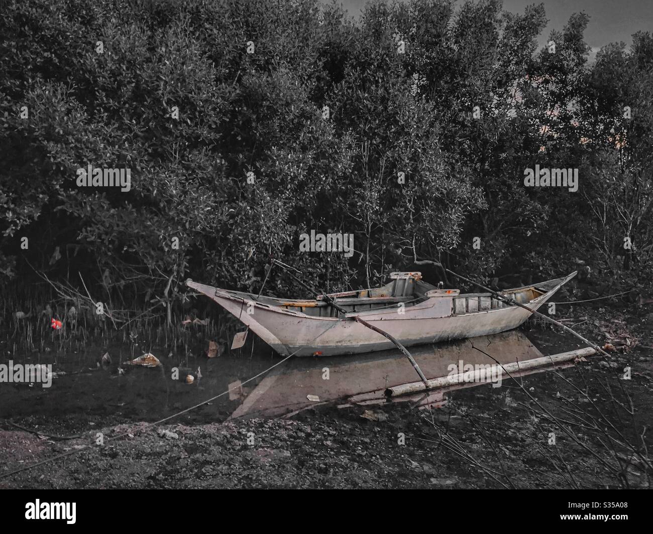 Dieses Pumpboot strandete bei Flut im Mangrovengebiet Stockfoto