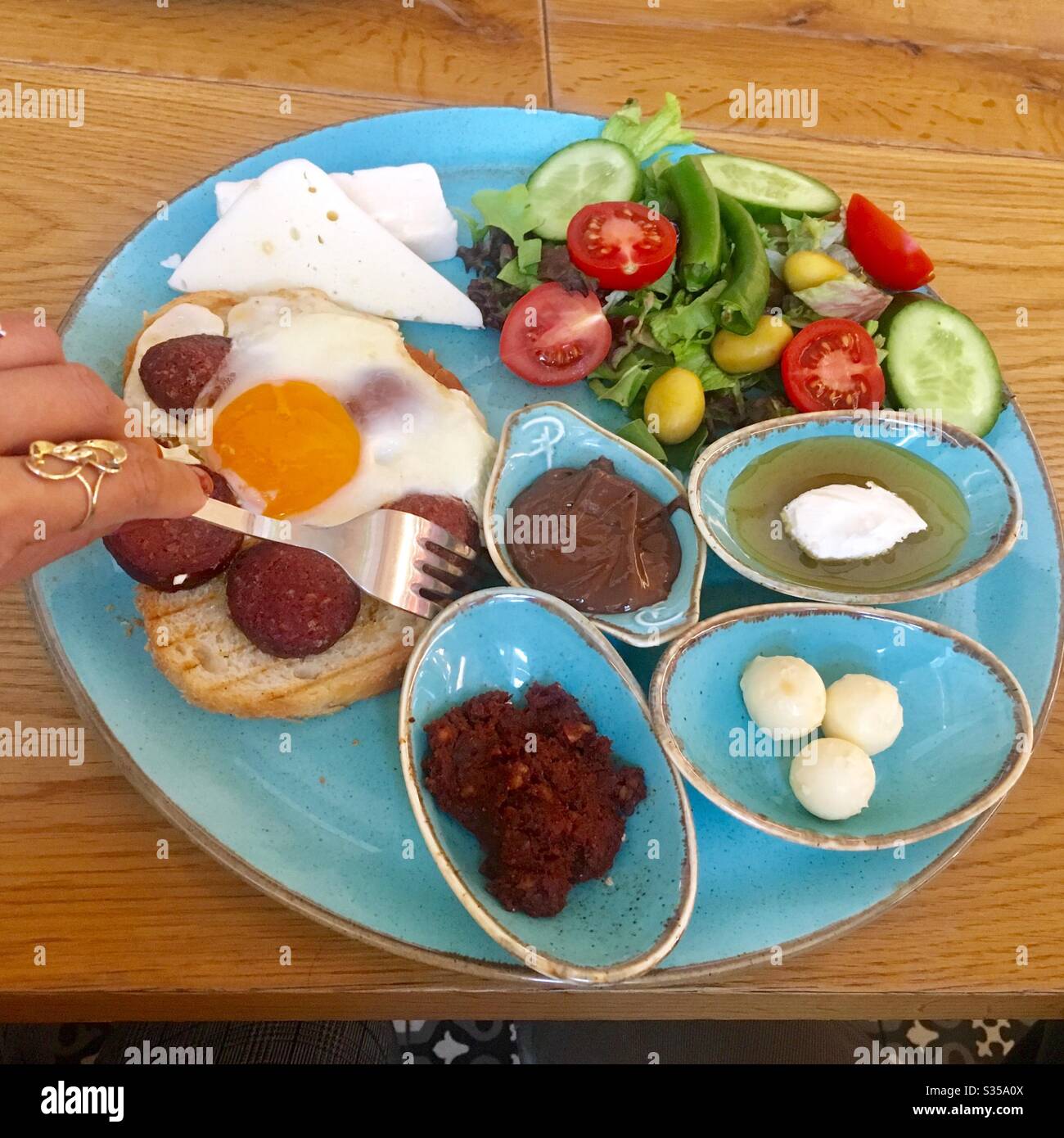 Das türkische Frühstück besteht aus Tomatensalsa, Käse, Eiern, Honig und Salat Stockfoto