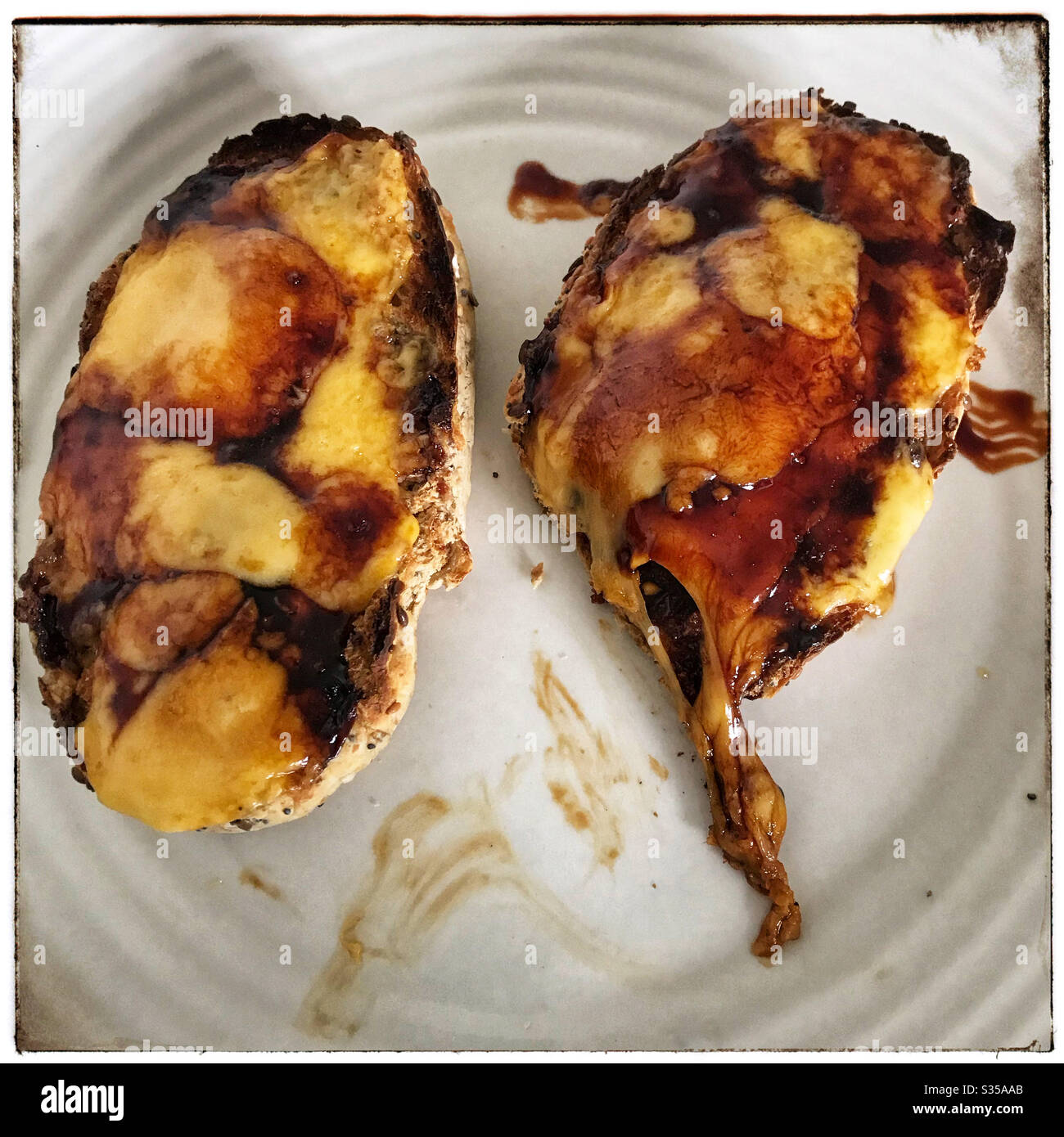 Gegrillter Käse und Marmite Brötchen. - Smartphone-aufgenommenes Stockfoto