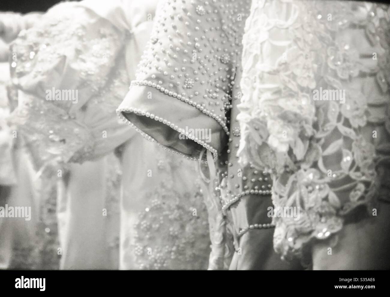 Brautkleider im Regal im Einzelhandel Stockfoto