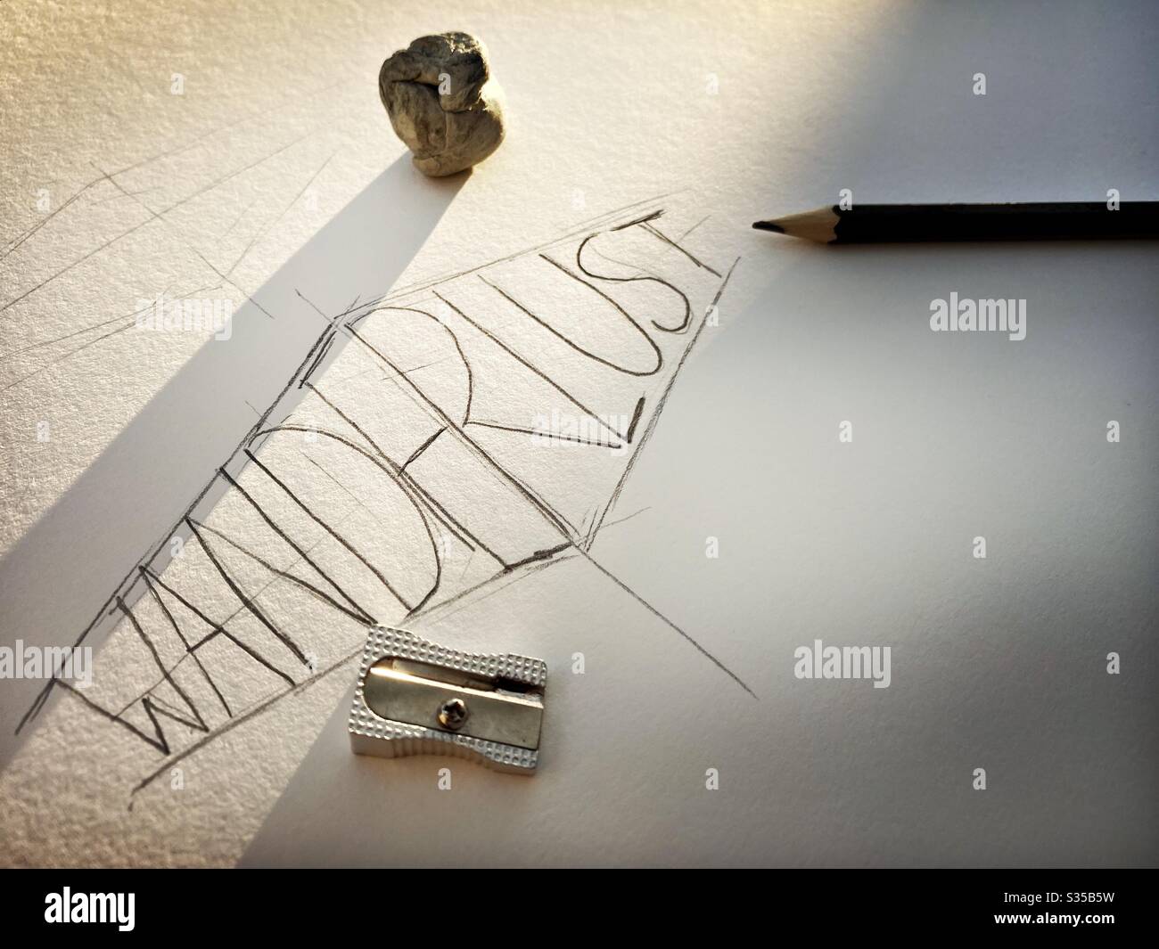 Nahaufnahme meines Skizzenbuchs. Üben von Handschriftendruck und Typografie während einer Grafikdesign-Studienstunde. Skizzieren und Zeichnen. Fernweh Konzept. Grobe Skizze auf Papier mit Bleistift und Radiergummi - Smartphone-aufgenommenes Stockfoto