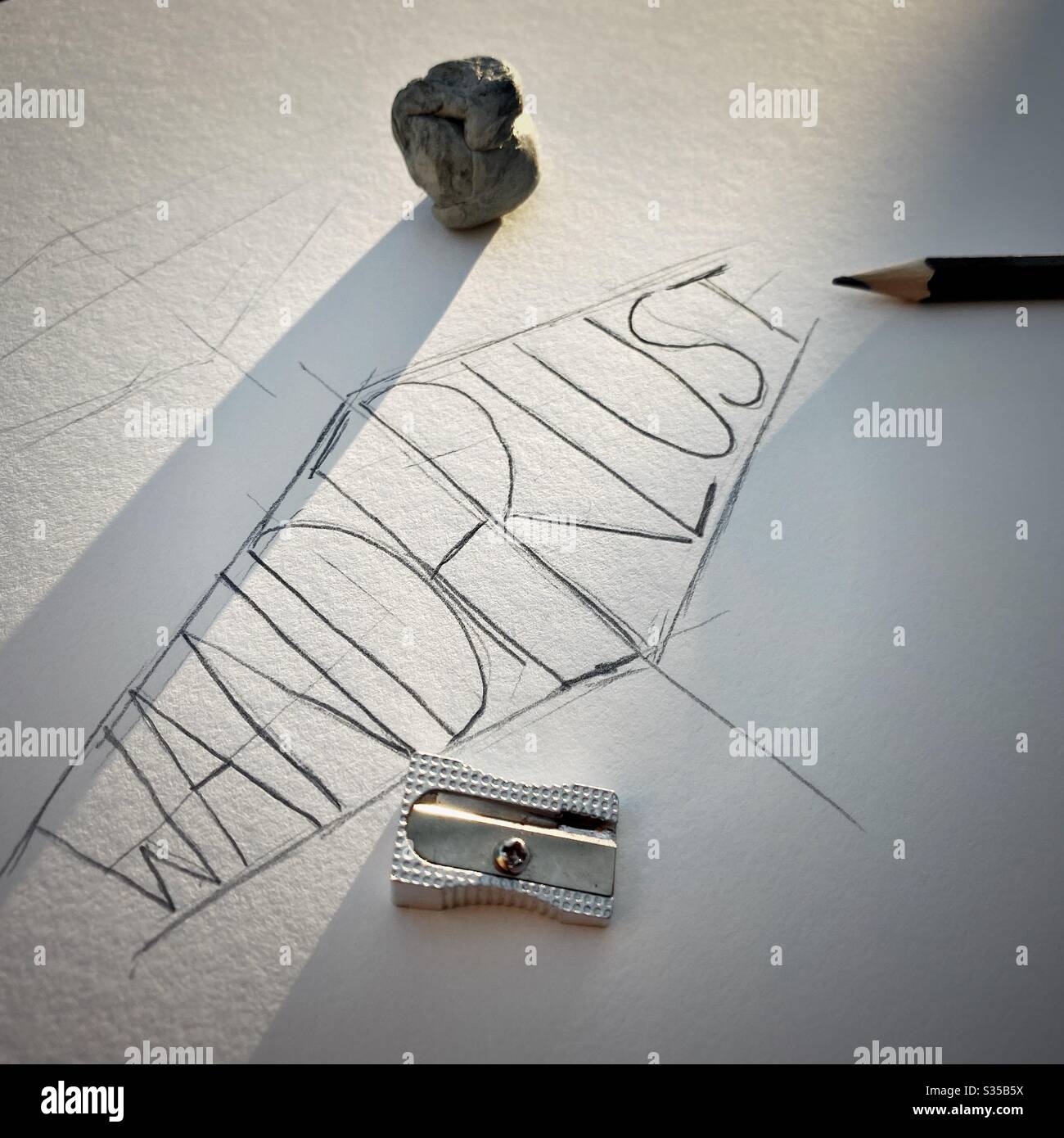 Nahaufnahme meines Skizzenbuchs. Üben von Handschriftendruck und Typografie während einer Grafikdesign-Studienstunde. Skizzieren und Zeichnen. Fernweh Konzept. Grobe Skizze auf Papier mit Bleistift und Radiergummi - Smartphone-aufgenommenes Stockfoto