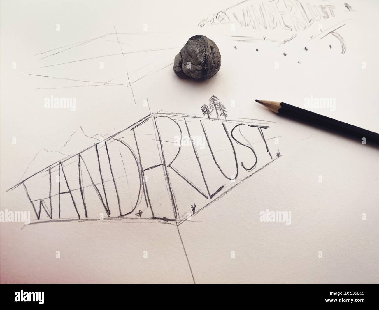 Nahaufnahme meines Skizzenbuchs. Üben von Handschriftendruck und Typografie während einer Grafikdesign-Studienstunde. Skizzieren und Zeichnen. Fernweh Konzept. Grobe Skizze auf Papier mit Bleistift und Radiergummi - Smartphone-aufgenommenes Stockfoto