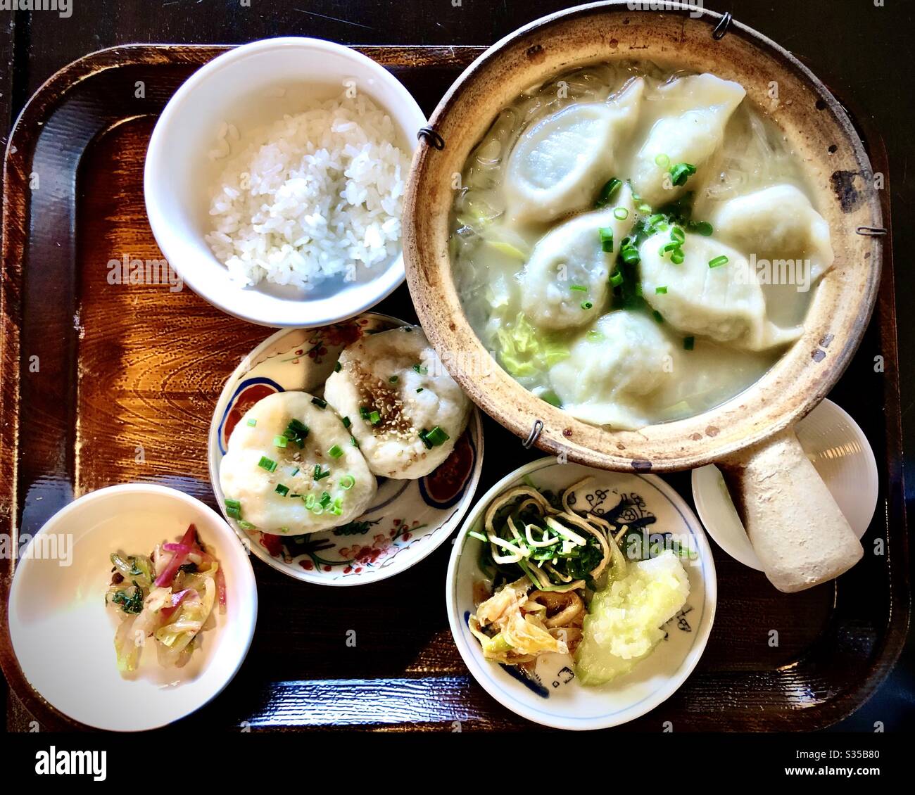 Knödelsuppe mit Gemüsebrühe und weißem Reis - Smartphone-aufgenommenes Stockfoto