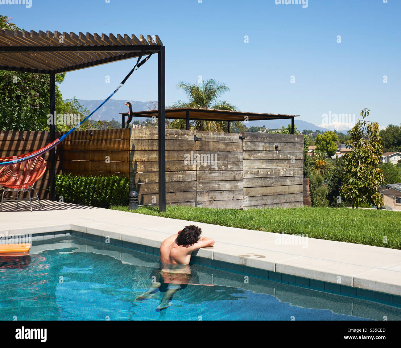 #Pool #boy #Quarantäne #Quarantinelife #losanges #kalifornien #Outdoor #Schwimmen #Hinterhof Stockfoto