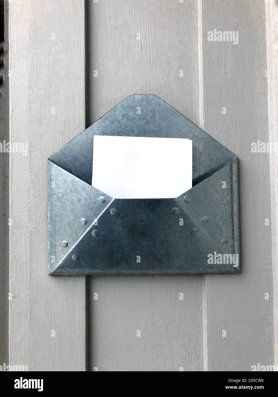 Briefe im Postkasten, geliefert von der Post Stockfoto