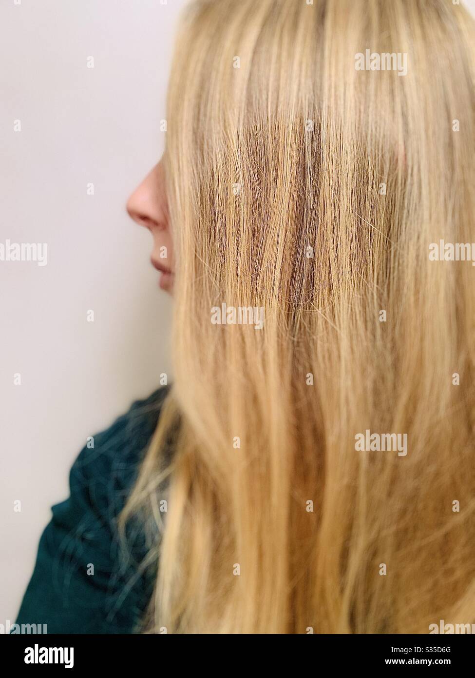 Frau mit langen blonden Haaren Stockfoto