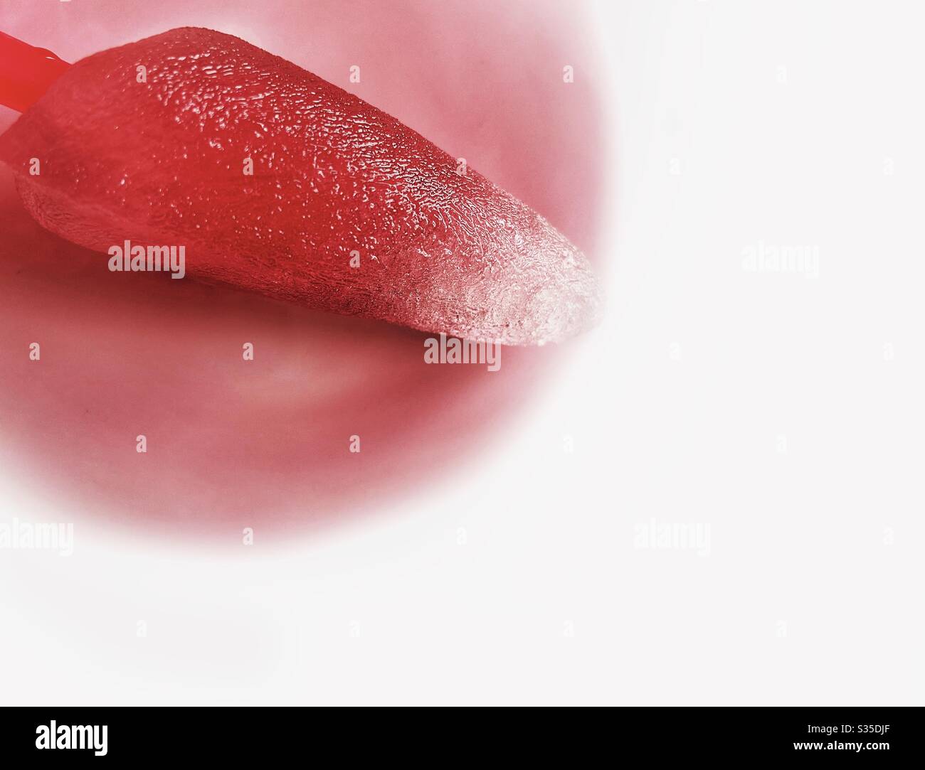 Schmelzende rote Eislolly auf weißem Hintergrund Stockfoto