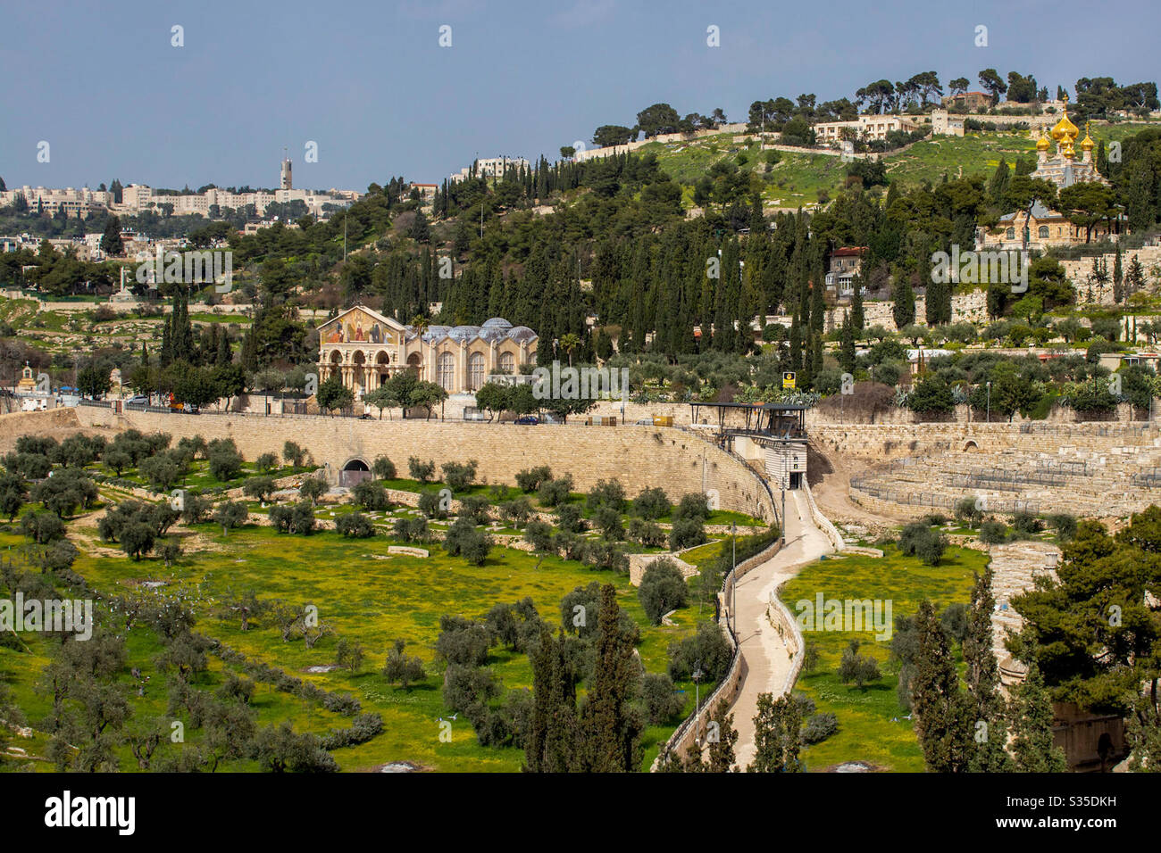 Bild vom Ölberg in Jerusalem Israel. Frühling Blumen grünes Gras und alle Bäume. Garten Gethsemane die Kirche Maria Magdalena und die Kirche aller Nationen. Stockfoto