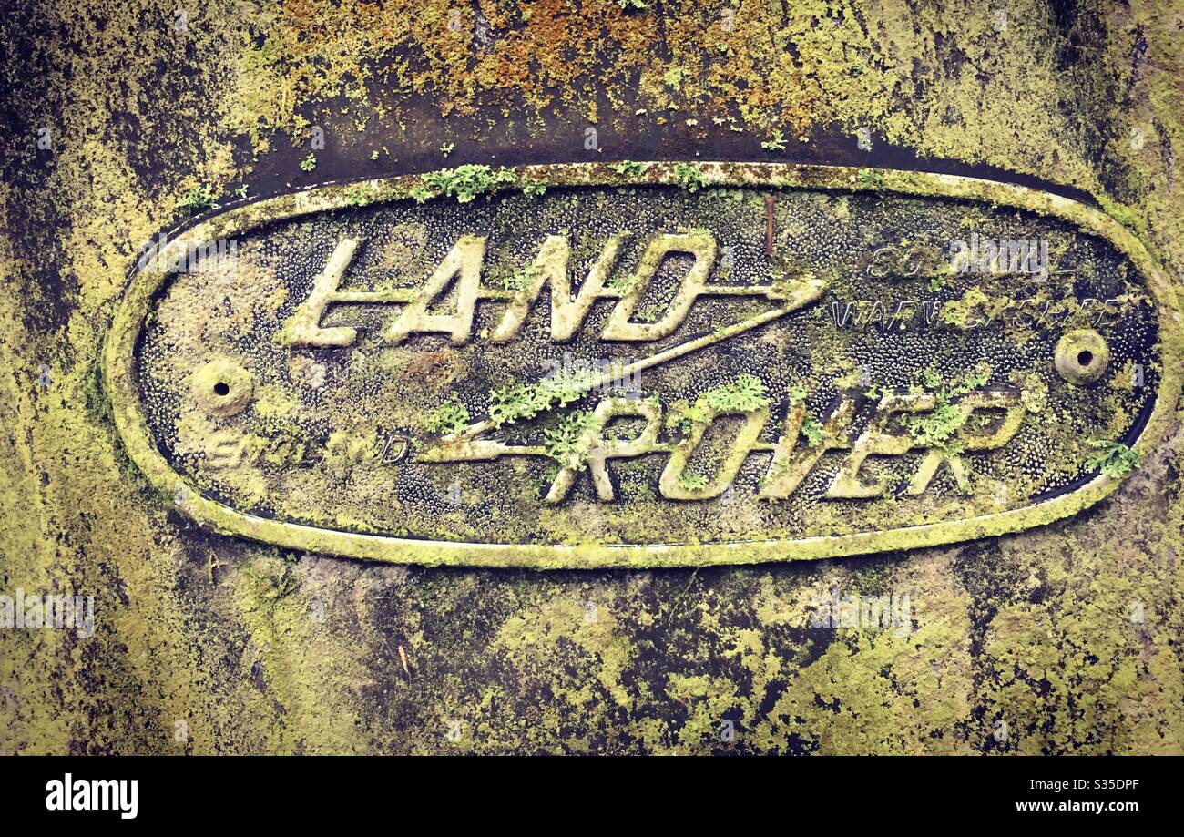 Altes Land Rover Emblem auf einem verlassenen Fahrzeug Stockfoto