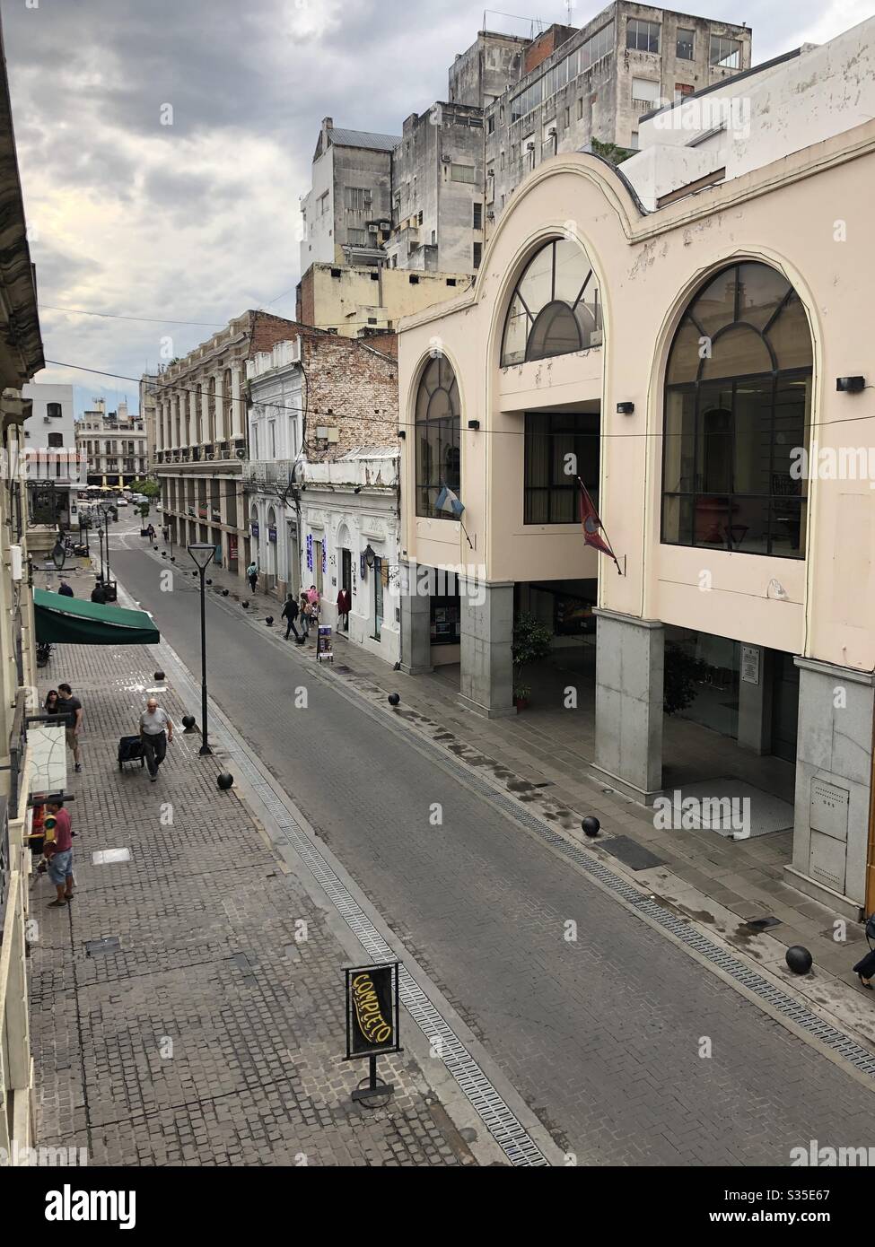 Eine ruhige Straße in der Innenstadt von Salta, Argentinien. Stockfoto