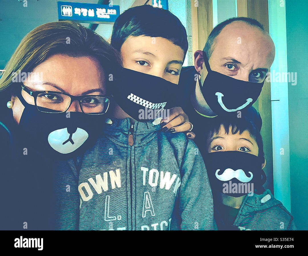Eine Familie, die Gesichtsmasken trägt. Stockfoto
