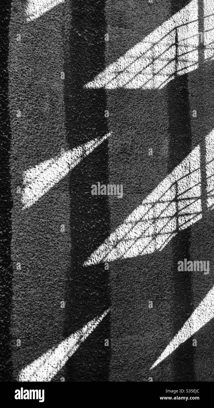 Balustrade Schatten auf beflecktem Beton Stockfoto
