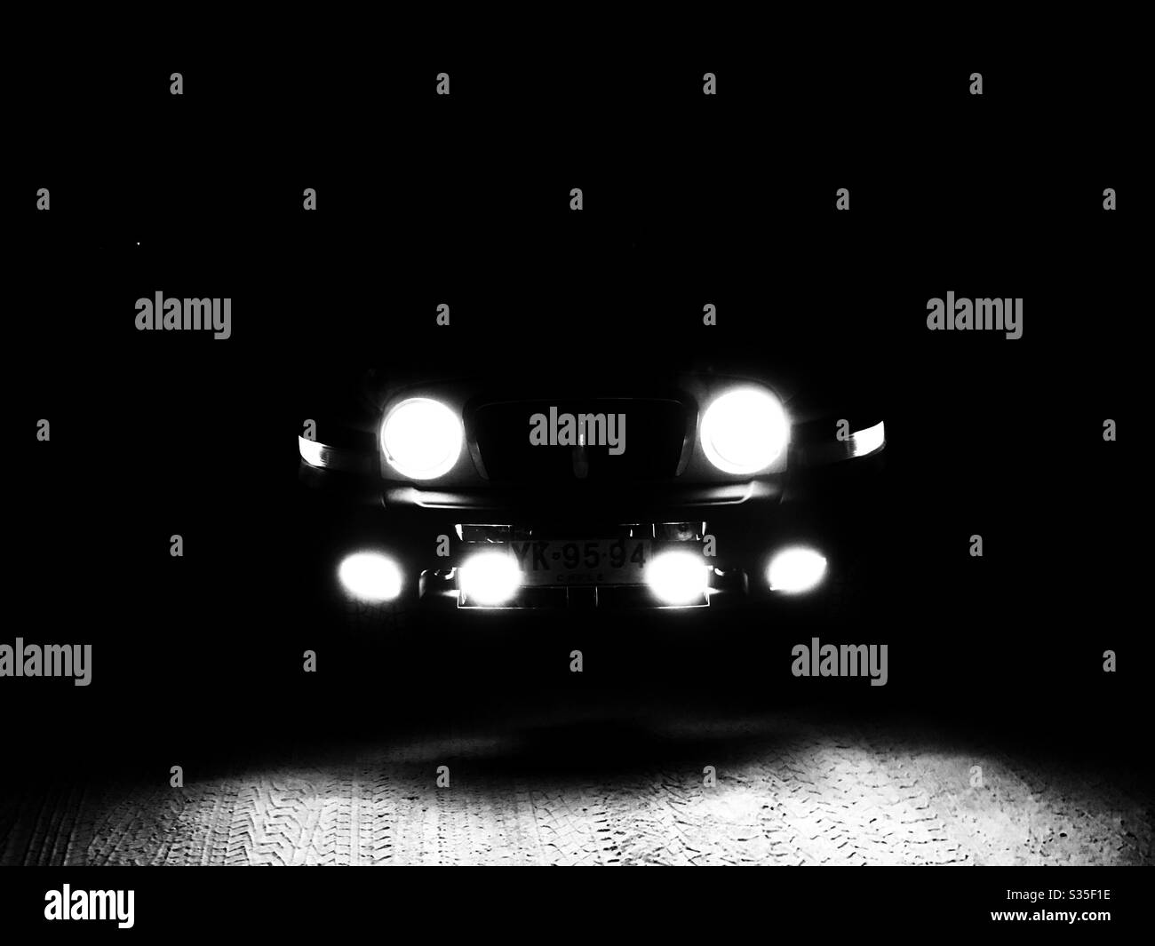 Autobeleuchtung in der Nacht Stockfoto