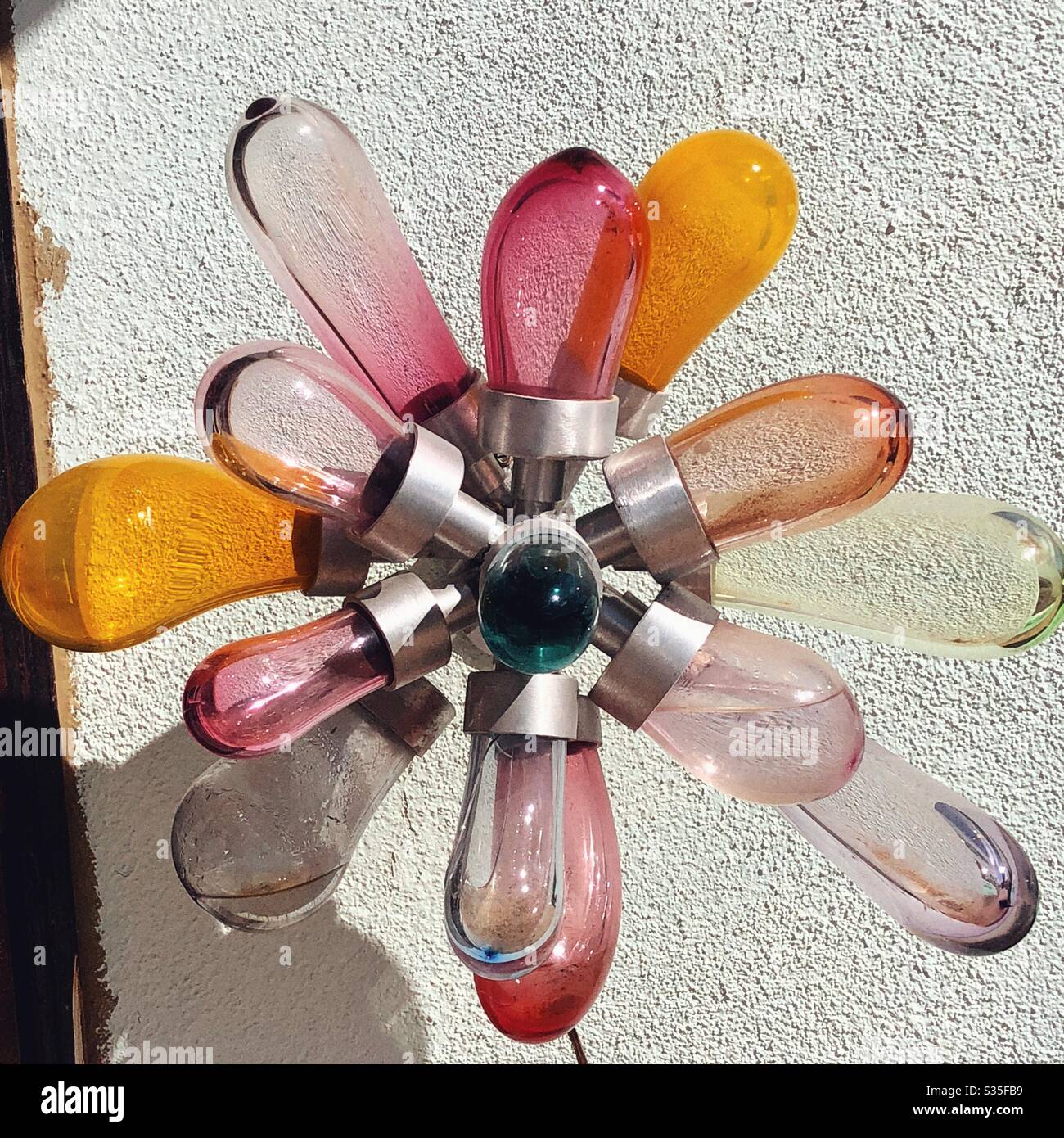 Coole Leuchte gefunden in Joshua Tree, Kalifornien - Smartphone-aufgenommenes Stockfoto