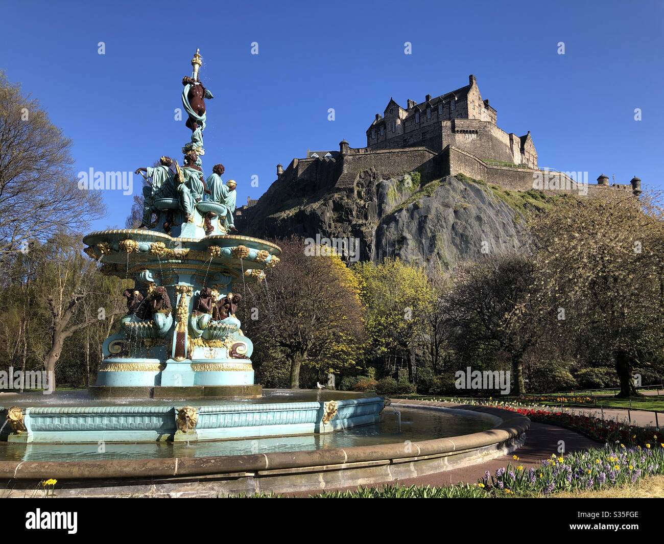 Der Ross Fountain und Edinburgh Castle im Sonnenschein, Blick von den West Princes Street Gardens Stockfoto