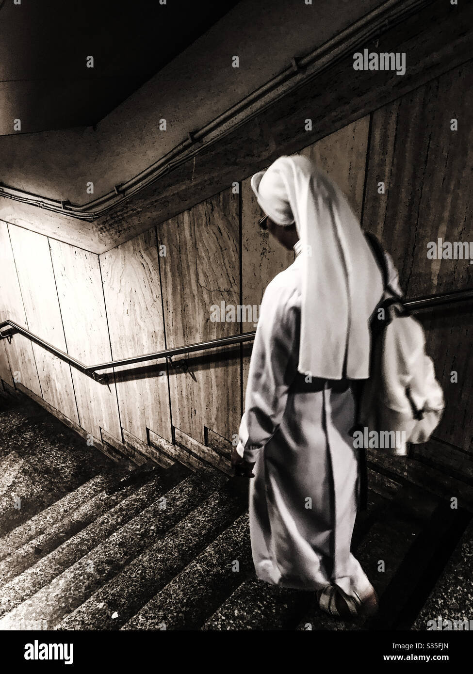 Nonne auf Treppe in der U-Bahn, Rom - Smartphone-aufgenommenes Stockfoto