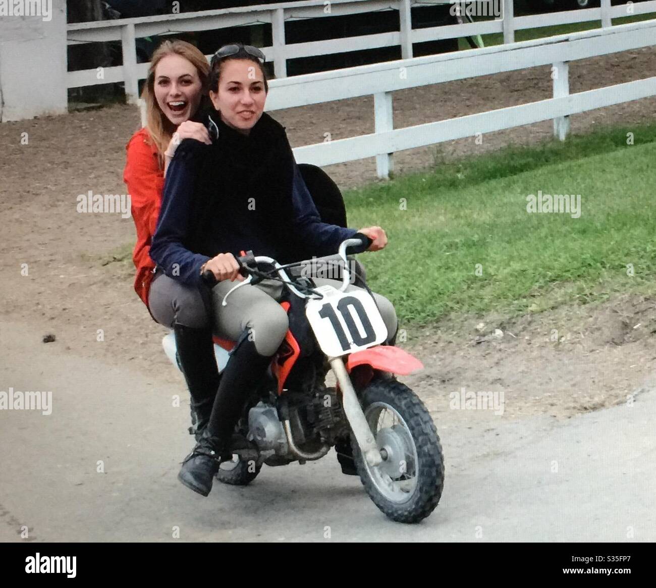 Zwei Personen, zwei Mädchen auf einem kleinen Motorrad Spaß haben  Stockfotografie - Alamy