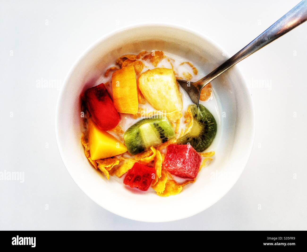 Cornflakes mit frischen exotischen Früchten - Smartphone-aufgenommenes Stockfoto