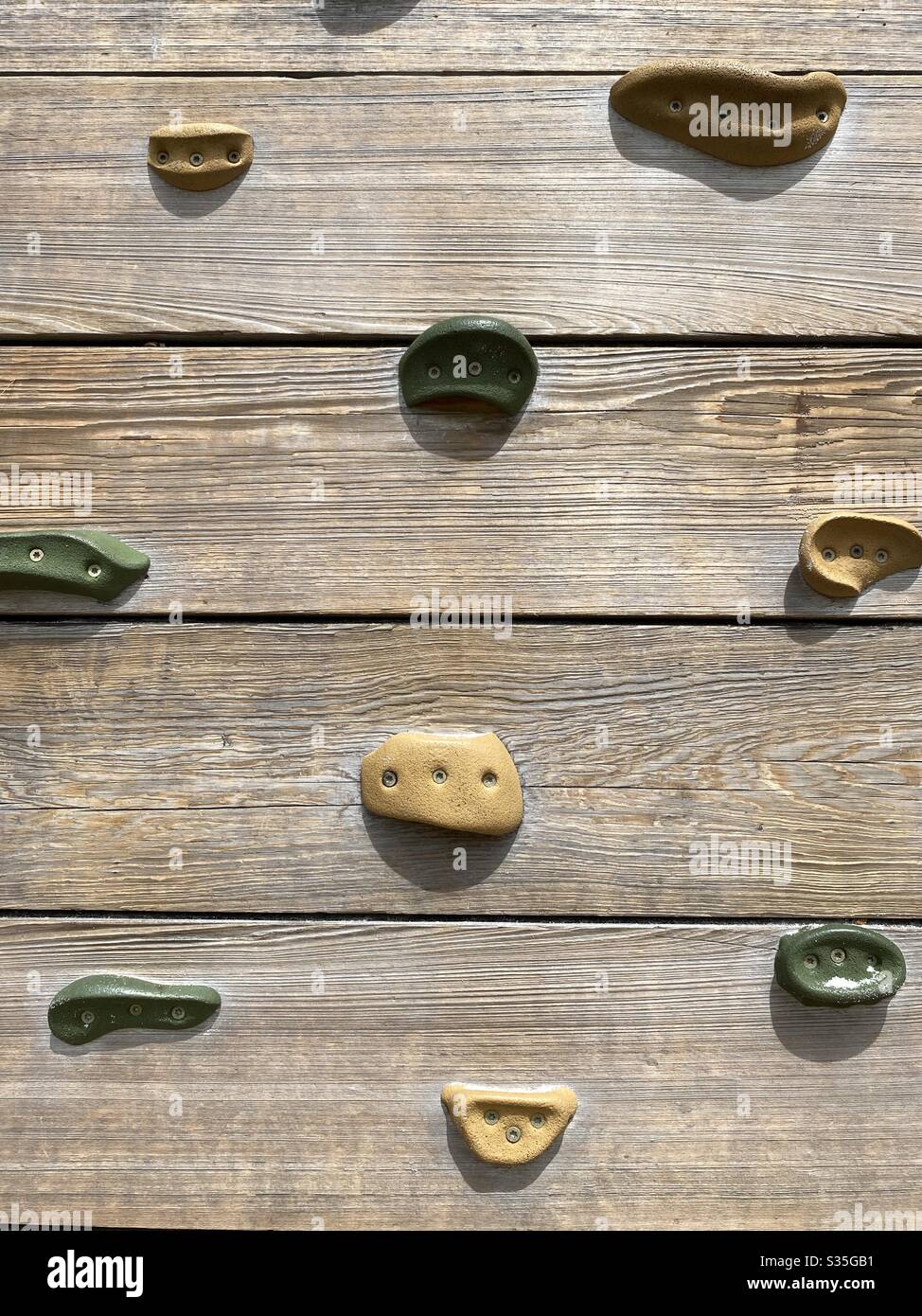 Abstrakter Hintergrund einer Kletterwand im Freien - Smartphone-aufgenommenes Stockfoto