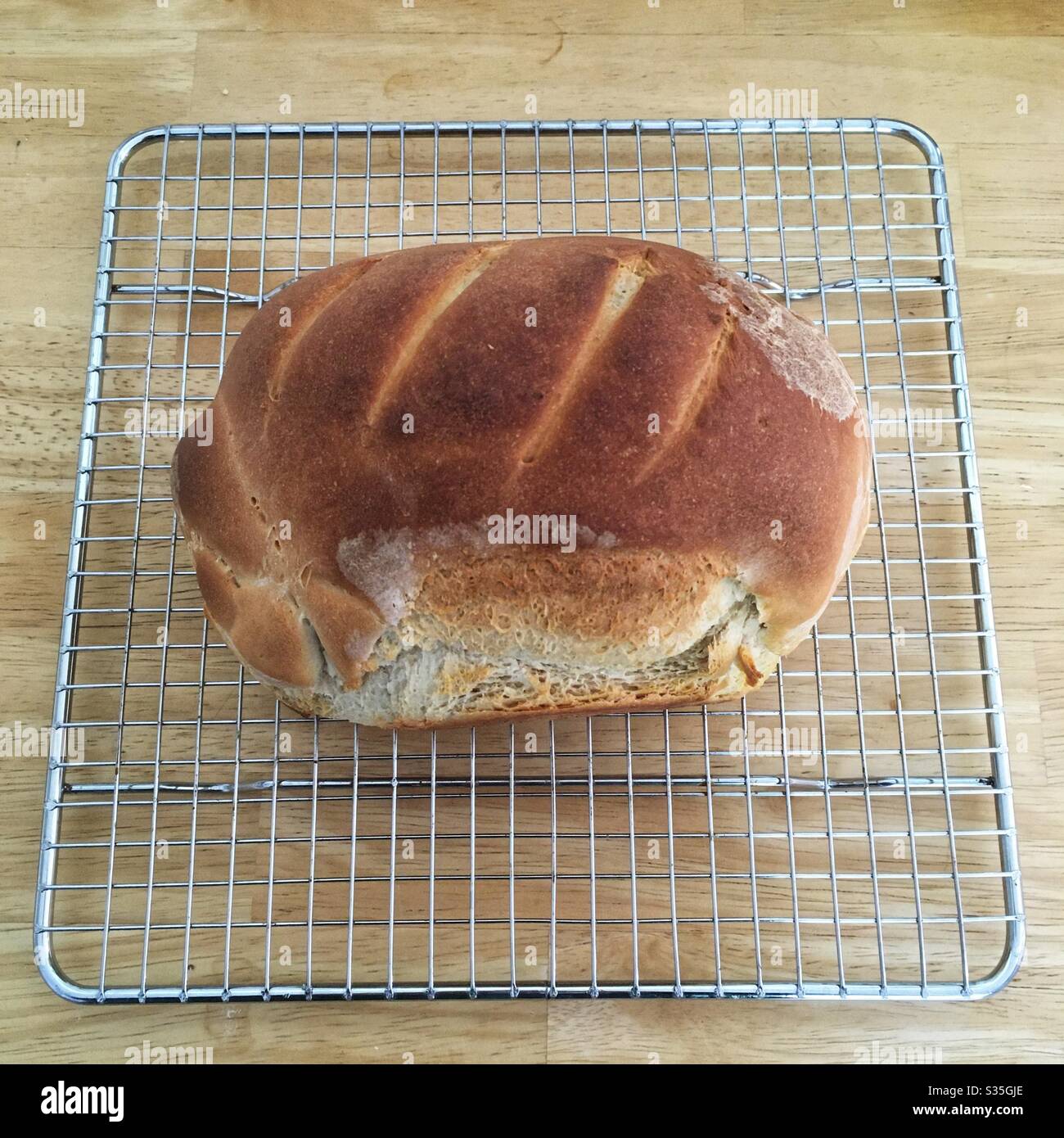 Kleiner Laib selbstgemachtem Weißbrot. - Smartphone-aufgenommenes Stockfoto