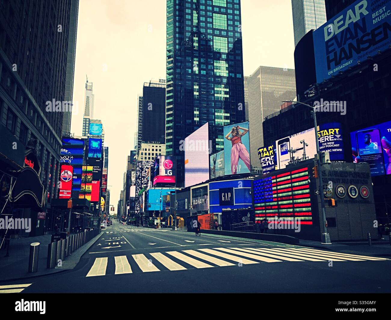 Times Square ist aufgrund von Sanktionen, die durch die Coronavirus Pest, NYC, USA, 2020 verhängt wurden, verlassen Stockfoto