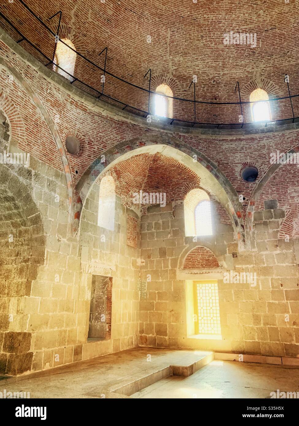 In der Moschee am Rabati-Schloss in Akhaltsikhe, Georgien. Sonne, die durch die Fenster strömt. - Smartphone-aufgenommenes Stockfoto