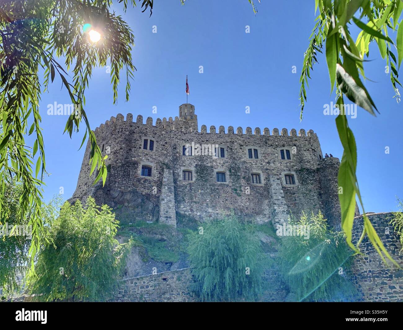 Rabati Castle an einem schönen sonnigen Tag, eingerahmt von grünen Pflanzen. Akhaltsikhe, Georgien. - Smartphone-aufgenommenes Stockfoto