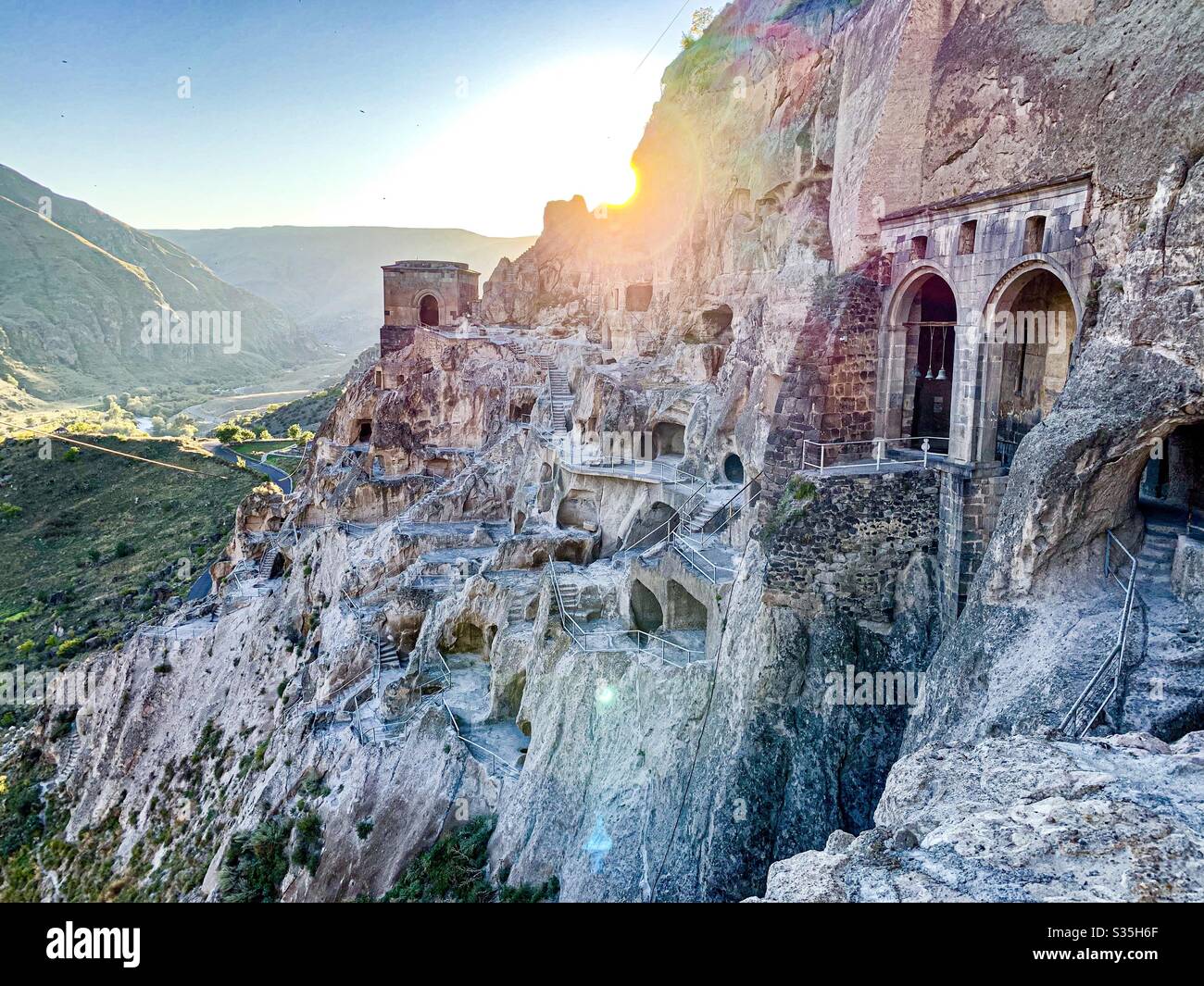 Vardzia, König Tamars Höhlenstadt aus dem 13. Jahrhundert, wurde bei Sonnenuntergang in den Berg geschnitzt. Georgien, Europa. - Smartphone-aufgenommenes Stockfoto